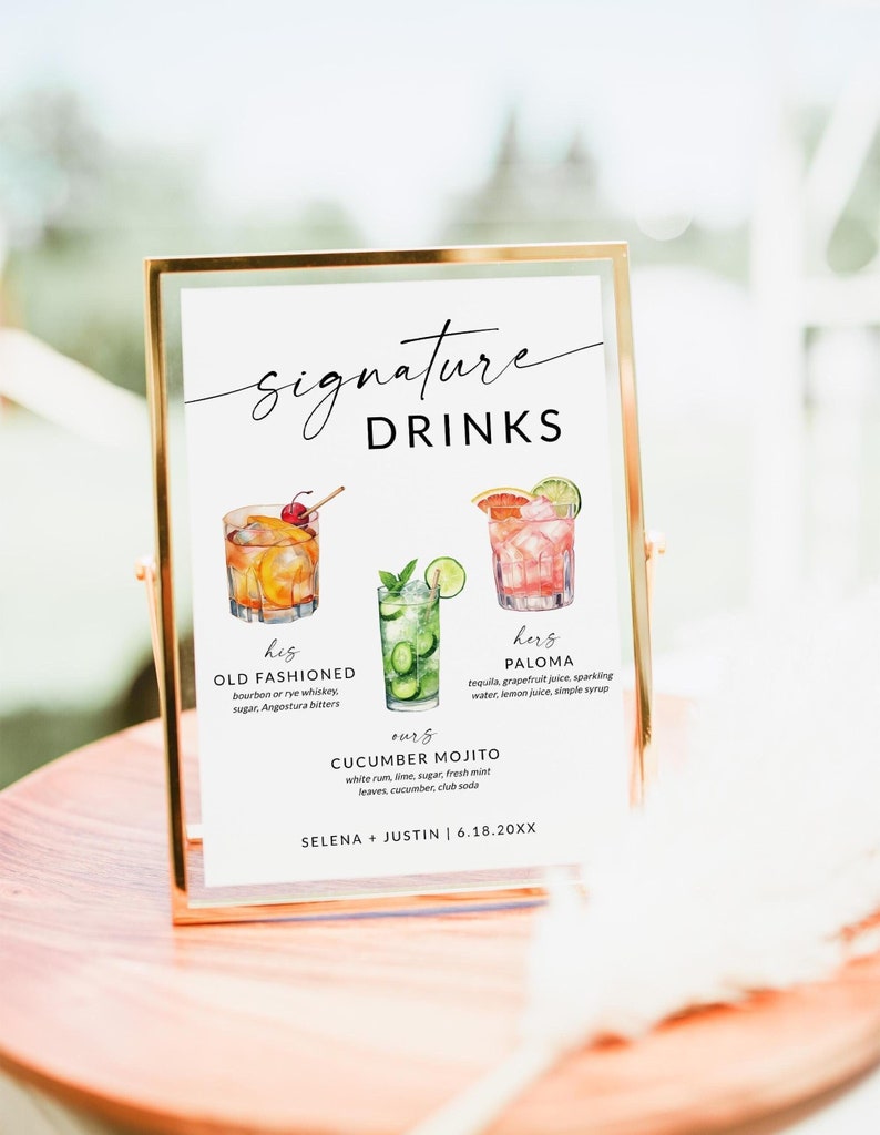Puede incluir: Un cartel con un marco dorado que enumera tres bebidas de autor para una boda. Las bebidas se llaman "Old Fashioned", "Paloma" y "Cucumber Mojito". El cartel tambi&eacute;n incluye los nombres "Selena + Justin" y la fecha "6.18.20XX".