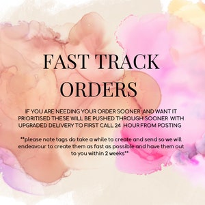 以下が含まれることがあります： ピンクとオレンジの水彩画の背景に、黒い文字で「FAST TRACK ORDERS」と書かれています。下のテキストでは、より速い配送を必要とする注文は優先され、アップグレードされた配送で発送されることが説明されています。また、タグの作成と発送には時間がかかるものの、2週間以内に発送されることも記載されています。