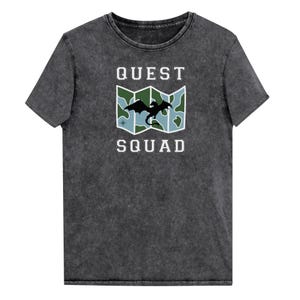 Könnte beinhalten: Dunkelgraues T-Shirt mit den weißen Worten "QUEST SQUAD". Zwischen den Wörtern befindet sich eine Karten-Grafik mit einer Drachen-Silhouette. Das T-Shirt hat ein leicht verwaschenes, strukturiertes Aussehen.