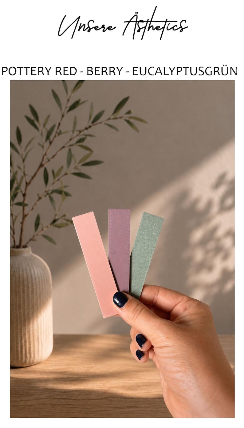 May include: Three rectangular strips in shades of pottery red, berry, and eucalyptus green. The text "Unsere &Auml;sthetics" and "POTTERY RED - BERRY - EUCALYPTUSGR&Uuml;N" appears above the strips. The strips are held together in a fan-like arrangement.