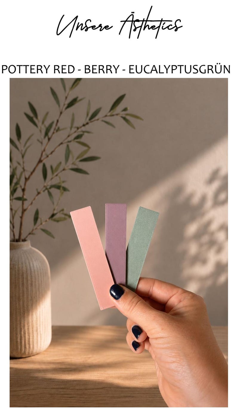 May include: Three rectangular strips in shades of pottery red, berry, and eucalyptus green. The text "Unsere &Auml;sthetics" and "POTTERY RED - BERRY - EUCALYPTUSGR&Uuml;N" appears above the strips. The strips have a smooth, matte finish and are held together in a fan-like arrangement.