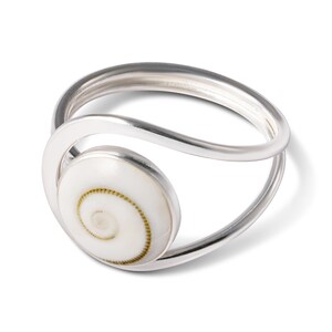 Könnte beinhalten: Silberring mit weißem, kreisförmigem Muscheldesign mit Spiralmuster und Silberband. Der Ring hat einen modernen, minimalistischen Stil mit poliertem Finish.