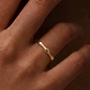 Goldener Wellen Ring / geschwungener Stapelring
