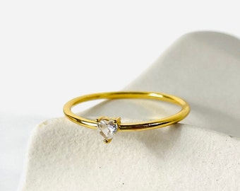 goldener Ring mit Herz/ 18k vergoldeter zierlicher Ring/ Verlobungsring/ Geschenk für Sie Valentinstag/ Geschenk für Freundin und Ehefrau