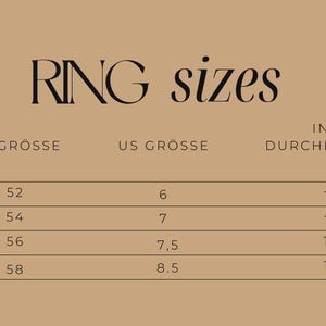Pu&ograve; includere: Un grafico beige con il testo "RING sizes". Mostra le misure degli anelli in EU, US e millimetri. Le taglie EU vanno da 52 a 58, le taglie US da 6 a 8,5 e il diametro interno in mm da 16,5 a 18,5.