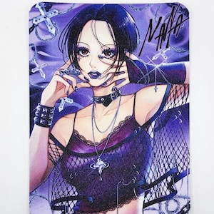 Może przedstawiać: Fioletowa i czarna ilustracja kobiety o ciemnych włosach, ubrana w czarną siateczkową bluzkę, fioletowy top i srebrny naszyjnik z zawieszką. Ma na sobie czarne rękawiczki bez palców i ma czarną kreskę do oczu i ciemnofioletowy kolor ust. Tło jest fioletowe z srebrnymi łańcuchami i krzyżami.