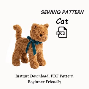 Op de afbeelding: Een bruin pluche kattenspeeltje met een donkergroen fluwelen lint om de nek. De afbeelding bevat de tekst SEWING PATTERN Cat, een PDF-pictogram en de tekst Instant Download, PDF Pattern Beginner Friendly.
