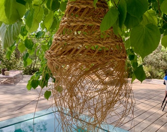 Straw suspension with woven natural fiber shade