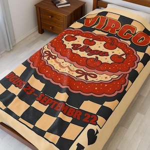 Peluche en velours Virgo Cake | Cadeau douillet pour les amateurs d'astrologie | Couverture de jeu de cartes de poker, gâteau coeur cerise vintage, décoration des années 90