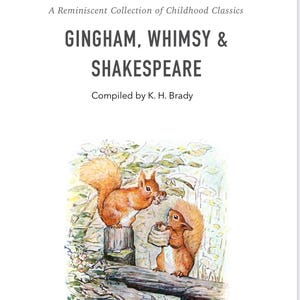 Könnte beinhalten: Buchcover mit dem Titel "GINGHAM, WHIMSY & SHAKESPEARE" und einer Illustration von zwei Eichhörnchen. Die Künstlerin ist Beatrix Potter. Das Buch ist Teil von "A Reminiscent Collection of Childhood Classics."