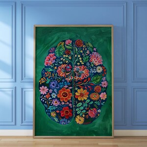 Könnte beinhalten: Ein gerahmtes Gemälde eines stilisierten Gehirns mit einem floralen Design. Das Gehirn ist in Blautönen und Grüntönen gemalt, mit bunten Blumen in Rot-, Rosa-, Gelb-, Orange- und Lilatönen.