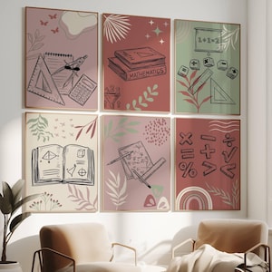 Pode incluir: Conjunto de seis impressões de arte de parede imprimíveis que apresentam um esquema de cores rosa e verde com ilustrações de materiais escolares e símbolos matemáticos. As impressões incluem uma bússola, um transferidor, uma régua, um caderno e equações matemáticas.