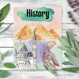 Puede incluir: Una ilustración de acuarela de un castillo, pirámides y un casco romano. El fondo es una acuarela rosa y verde. El texto "History" está escrito en letras negras sobre un fondo verde.