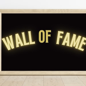 Könnte beinhalten: Ein gerahmtes Schild mit schwarzem Hintergrund und dem Text "WALL OF FAME" in Gelb.