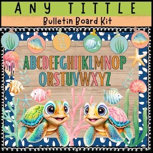 以下が含まれることがあります： 海をテーマにした掲示板キット。アルファベット、ウミガメ、魚、その他の海の生き物がデザインされています。上部のテキストは「ANY TITTLE」と「Bulletin Board Kit」です。背景は木目模様です。