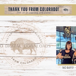Puede incluir: Imagen con fondo de madera que muestra el texto "THANK YOU FROM COLORADO!" y "Thank you for supporting small business." Tambi&eacute;n hay un gr&aacute;fico circular con un bisonte y el texto "CO DIGITAL DOWNLOADS FROM COLORADO". Una mujer con una camiseta negra con el texto "I ❤️ Ralphie" hace una se&ntilde;al de aprobaci&oacute;n.