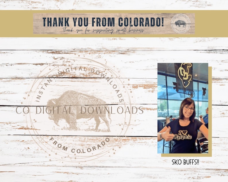 Puede incluir: Imagen con fondo de madera que muestra el texto "THANK YOU FROM COLORADO!" y "Thank you for supporting small business." Tambi&eacute;n hay un gr&aacute;fico circular con un bisonte y el texto "CO DIGITAL DOWNLOADS FROM COLORADO". Una mujer con una camiseta negra con el texto "I ❤️ Ralphie" hace una se&ntilde;al de aprobaci&oacute;n.