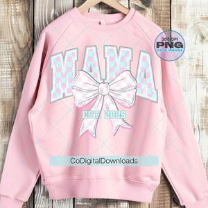 New Mama png, jongensmeisje, mama png, roze blauw Checker Mama, Retro varsity mom png, Mothers Day Coquette png, Mama Varsity png, Gender reveal