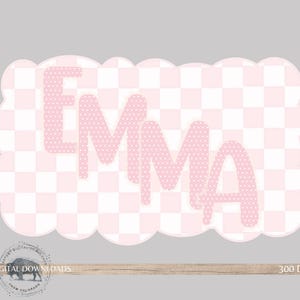 Puede incluir: Un dise&ntilde;o a cuadros rosa y blanco con el nombre "EMMA" en letras rosas con lunares. El dise&ntilde;o tiene un borde festoneado y est&aacute; sobre un fondo gris claro. Las palabras "DESCARGAS DIGITALES" est&aacute;n en la parte inferior.