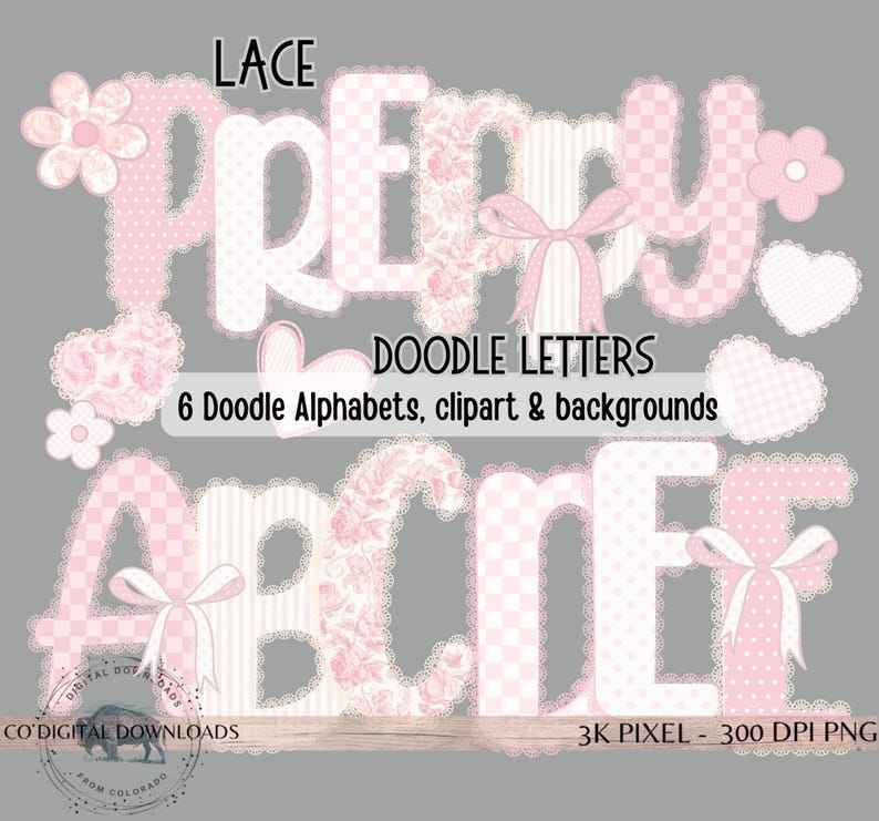 Puede incluir: Letras de estilo doodle en rosa y blanco con bordes de encaje, lazos y detalles florales. La imagen incluye las palabras "LACE PREPPY DOODLE LETTERS" y "6 Doodle Alphabets, clipart & backgrounds". Las letras tienen patrones variados.
