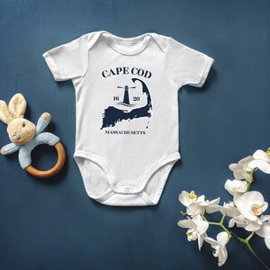 Cape Cod Massachusetts Onesie, Leuchtturm Onesie, Nautisches Outfit für Baby, Onesie für Baby, Geschenk für Kind, Cape Cod Outline