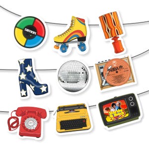 Puede incluir: Una colección de pegatinas de temática retro que incluyen un patín, una bola de discoteca, una bota de plataforma, un teléfono rotatorio, una máquina de escribir, un televisor y un tocadiscos con un disco de ABBA. Las pegatinas son de colores brillantes.