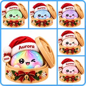Puede incluir: Una colección de seis adornos redondos en forma de dumpling, cada uno con un gorro de Papá Noel con el nombre Aurora y una etiqueta 2026. Cada uno se asienta en una vaporera de bambú decorada con un lazo rojo, una campana dorada y estrellas.