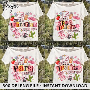 Può includere: Una t-shirt bianca con una stampa grafica raffigurante una mela rossa, un portatile, una matita, una bevanda, un cappello da cowboy rosa, stivali rosa, una calcolatrice e un cactus. Il testo recita She's a Librarian, She's a Sped Teacher, She's a Para o She's a Teacher, con I Can Tell.