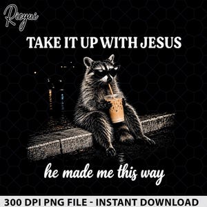 Puede incluir: Un diseño gráfico que muestra un mapache con gafas de sol negras, sentado y bebiendo un café helado de un vaso de plástico transparente con pajita. El texto dice TAKE IT UP WITH JESUS en la parte superior y he made me this way abajo.