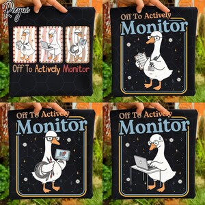 Könnte beinhalten: Schwarzes quadratisches Kissen mit einer Comic-Gans mit Brille und Klemmbrett, mit dem Text "Off To Actively Monitor". Das Kissen hat einen schwarzen Hintergrund mit einem geometrischen Muster und einem goldenen Rand.