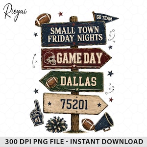 Puede incluir: Un poste de madera con cuatro letreros direccionales con el texto SMALL TOWN FRIDAY NIGHTS, GAME DAY, DALLAS y 75201. El diseño incluye balones de fútbol americano, un casco, un megáfono, un dedo de espuma, un pompón y estrellas.