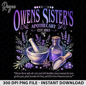 Może przedstawiać: Grafika cyfrowa z tekstem Owens Sister's Apothecary Est. 1995, moździerzem z tłuczkiem, szklaną butelką z fioletową zawartością, drewnianą łopatką z solą, gałązkami lawendy oraz cytatem Always throw spilt salt over your left shoulder.