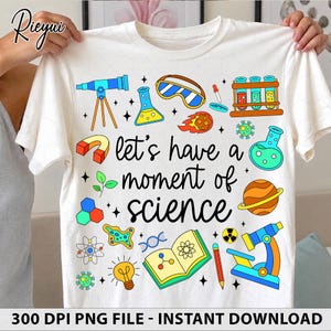 Pode incluir: Uma t-shirt branca com o texto preto "let's have a moment of science" rodeado por ilustrações científicas coloridas, incluindo um telescópio, microscópio, tubos de ensaio, planeta, átomo, lâmpada e um livro aberto com diagramas.