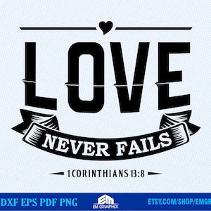 Può includere: Grafica in bianco e nero con il testo "LOVE NEVER FAILS" e il versetto biblico "1 Corinzi 13:8".