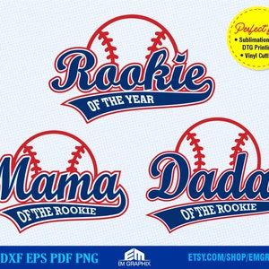 Op de afbeelding: Drie baseball-themaontwerpen met rode en blauwe tekst. Het bovenste ontwerp zegt "Rookie of the Year" met een rode baseballafbeelding. De onderste twee ontwerpen zeggen "Mama of the Rookie" en "Dada of the Rookie" met rode baseballafbeeldingen.
