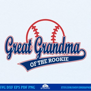 Può includere: Un design a tema baseball blu e rosso con il testo "Great Grandma of the Rookie".