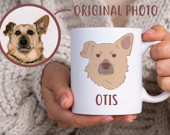 Może przedstawiać: Biały kubek ceramiczny z kreskówkową ilustracją głowy psa i nadrukowanym poniżej imieniem "OTIS". Pies ma brązowe futro i różowy nos.