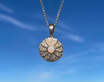 Collier médaillon d'opale solaire en or 18 carats • Pendentif en opale blanche sur chaîne en or • Bijoux soleil céleste • Chaîne en or avec pièce de monnaie Sunshine