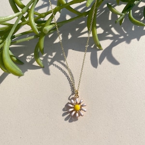Dainty, 14K gold-plated, daisy flower necklace, daisy flower charm pendant