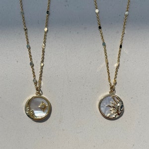 Colliers d'amitié soleil et lune en nacre plaquée or 18 carats • Pendentifs de perles sur chaîne en or • Bijoux d'amitié célestes • Pièce de monnaie