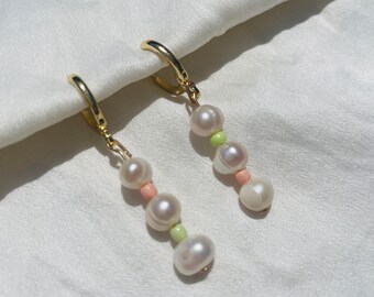 Plaqué or 18 carats, dépareillés, pastel, boucles d’oreilles en cerceau de perle d’eau douce, faits à la main