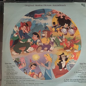 Peut inclure: Une pochette de disque vinyle vintage représentant une illustration colorée des personnages du film Disney Pinocchio. La pochette est intitulée "Bande originale du film" et comprend une liste des chansons de chaque face du disque.