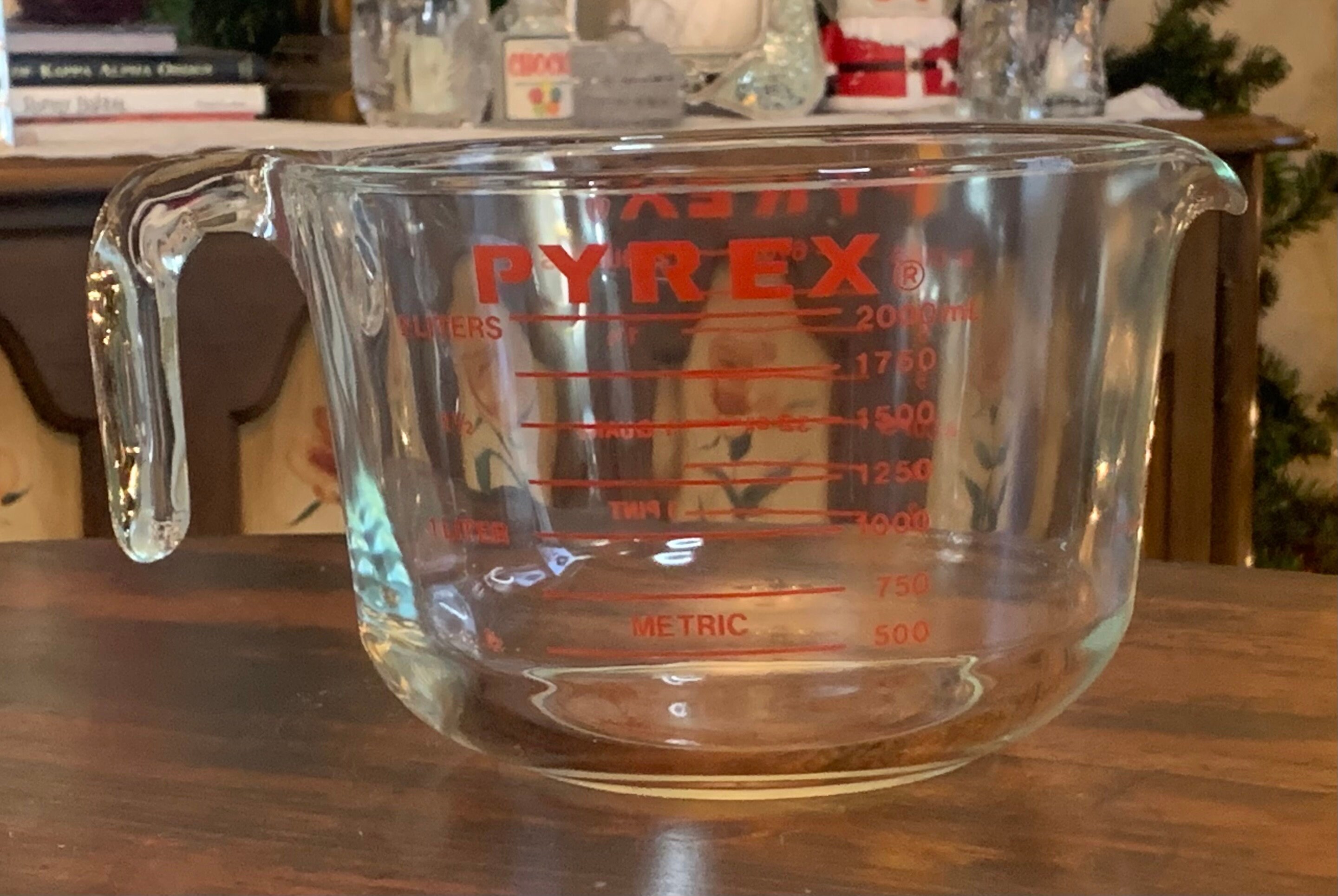 VINTAGE PYREX 2 QT. 8 CUP LARGE GLASS MEASURING CUP WITH HANDLE, MADE IN USA