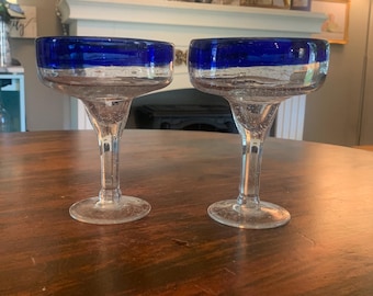 Copas de Margarita Sopladas a Mano / Juego de 2, Cristalería de Bar con Borde Azul