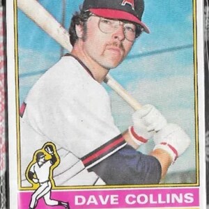 Puede incluir: Una tarjeta de b&eacute;isbol con Dave Collins, un jardinero de los Angels. La tarjeta tiene un fondo rosa y amarillo con el logotipo del equipo y el nombre del jugador.