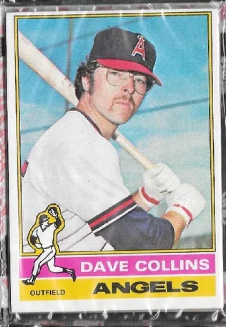 Puede incluir: Una tarjeta de b&eacute;isbol con Dave Collins, un jardinero de los Angels. La tarjeta tiene un fondo rosa y amarillo con el logotipo del equipo y el nombre del jugador.