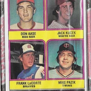 Puede incluir: Una tarjeta de b&eacute;isbol vintage con cuatro lanzadores novatos de la temporada 1976. La tarjeta presenta fotos de Don Aase, Jack Kucek, Frank LaCorte y Mike Pazik, junto con los nombres de sus equipos: Red Sox, White Sox, Braves y Twins.