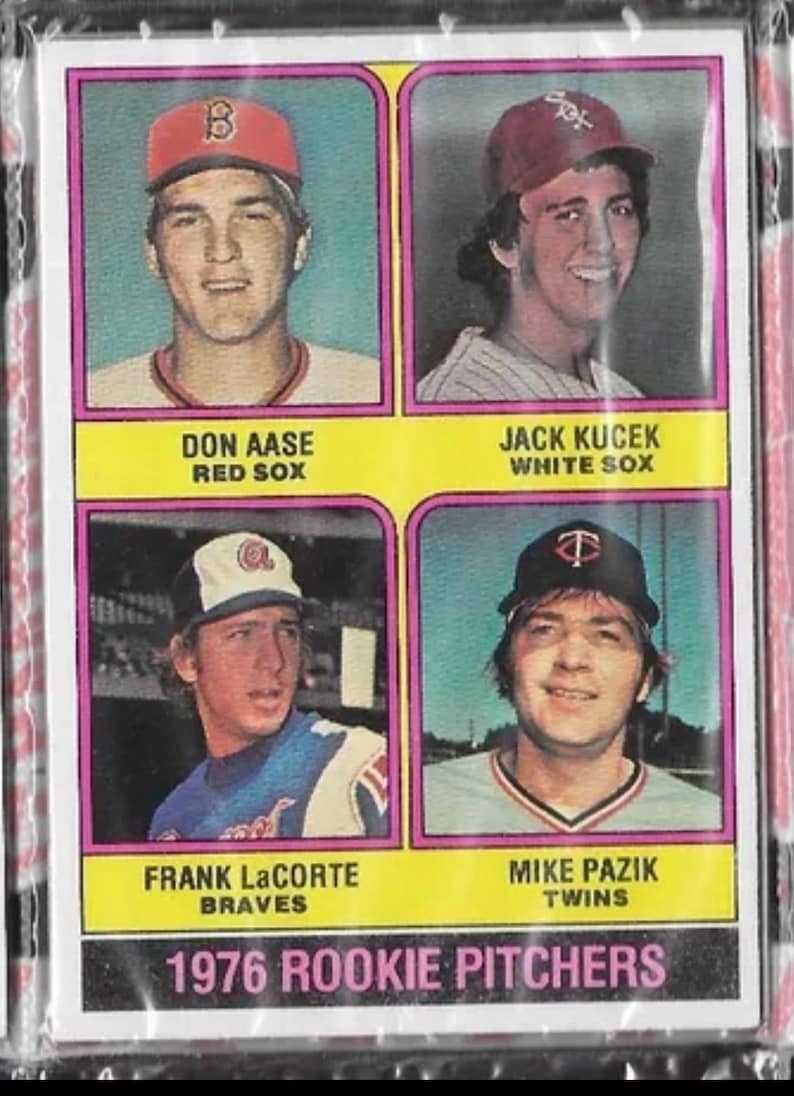Puede incluir: Una tarjeta de b&eacute;isbol vintage con cuatro lanzadores novatos de la temporada 1976. La tarjeta presenta fotos de Don Aase, Jack Kucek, Frank LaCorte y Mike Pazik, junto con los nombres de sus equipos: Red Sox, White Sox, Braves y Twins.