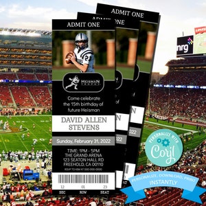 Puede incluir: Una invitación de boleto en blanco y negro con un jugador de fútbol americano con un uniforme blanco y negro. El boleto dice "ADMIT ONE" y "Come celebrate the 15th birthday of future Heisman David Allen Stevens". El boleto también dice "Sunday, February 31, 2022" y "TIME: 1PM - 5PM THE GRAND ARENA 123 SEATON HALL RD FREEHOLD, CA 00110 RSVP TO KIM AT 000-000-0000".