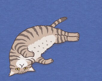 Puede incluir: Ilustración de dibujos animados de un gato sobre un fondo azul. El gato está tumbado boca arriba, con rayas marrones y beige. Se ven sus patas y su cola. El gato tiene ojos amarillos y una expresión relajada.